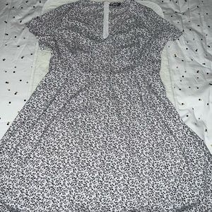 Casual dress with back zipper closure. With light decorative print.